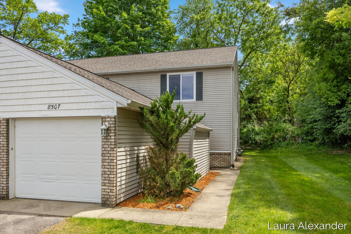 8507 Courtland Drive NE Rockford MI 49341