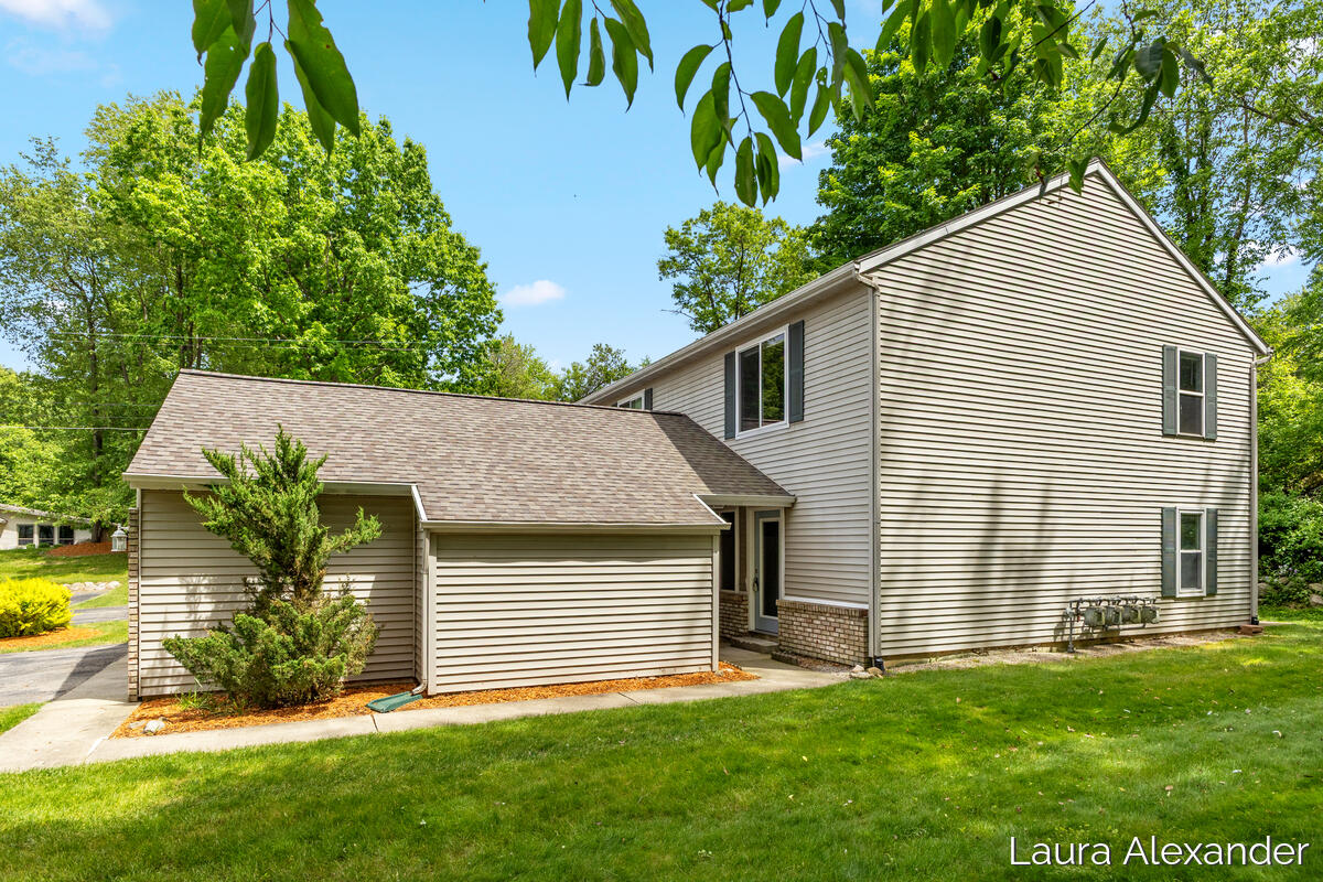8507 Courtland Drive NE Rockford MI 49341