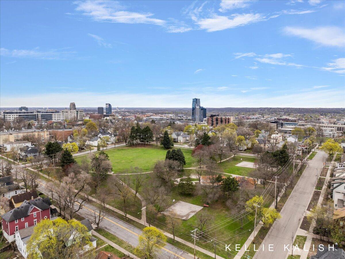 814 Livingston Avenue NE Grand Rapids MI 49503