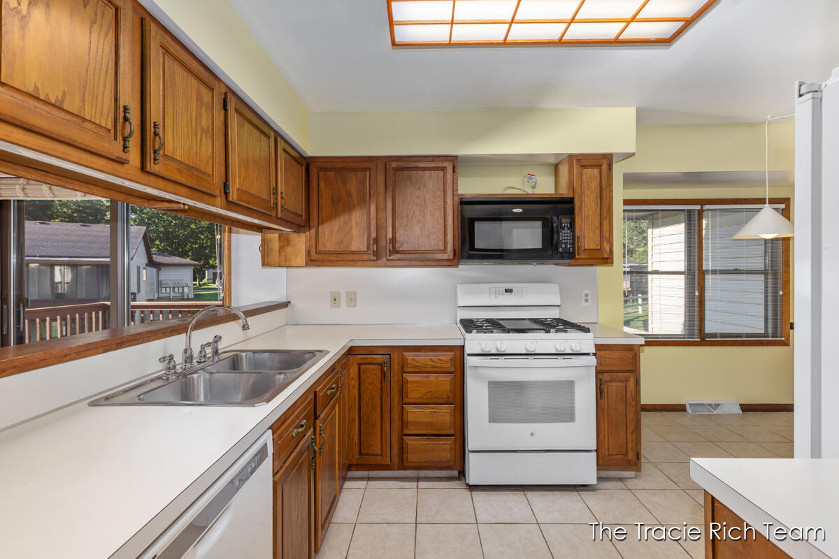 2142 Remington Way NE Grand Rapids MI 49505