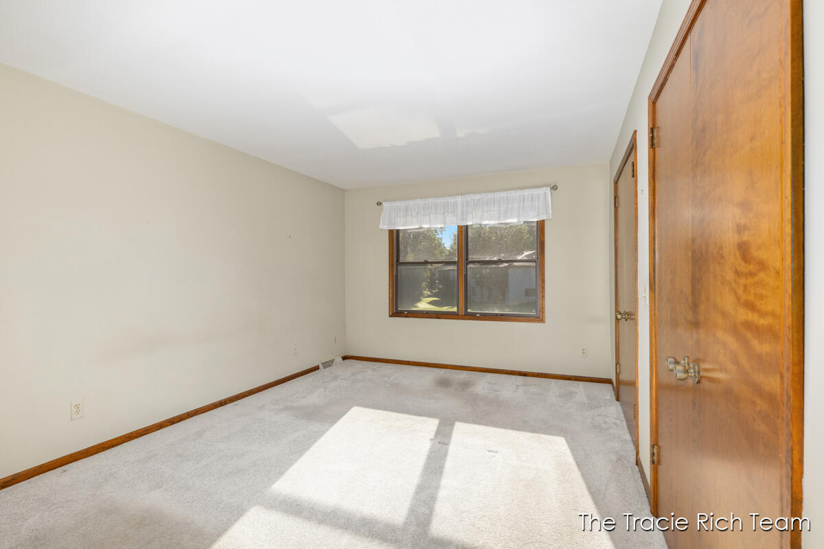2142 Remington Way NE Grand Rapids MI 49505