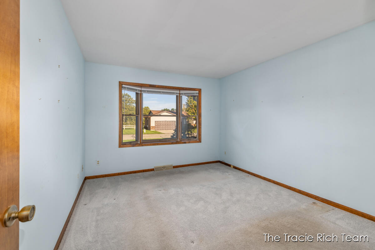 2142 Remington Way NE Grand Rapids MI 49505