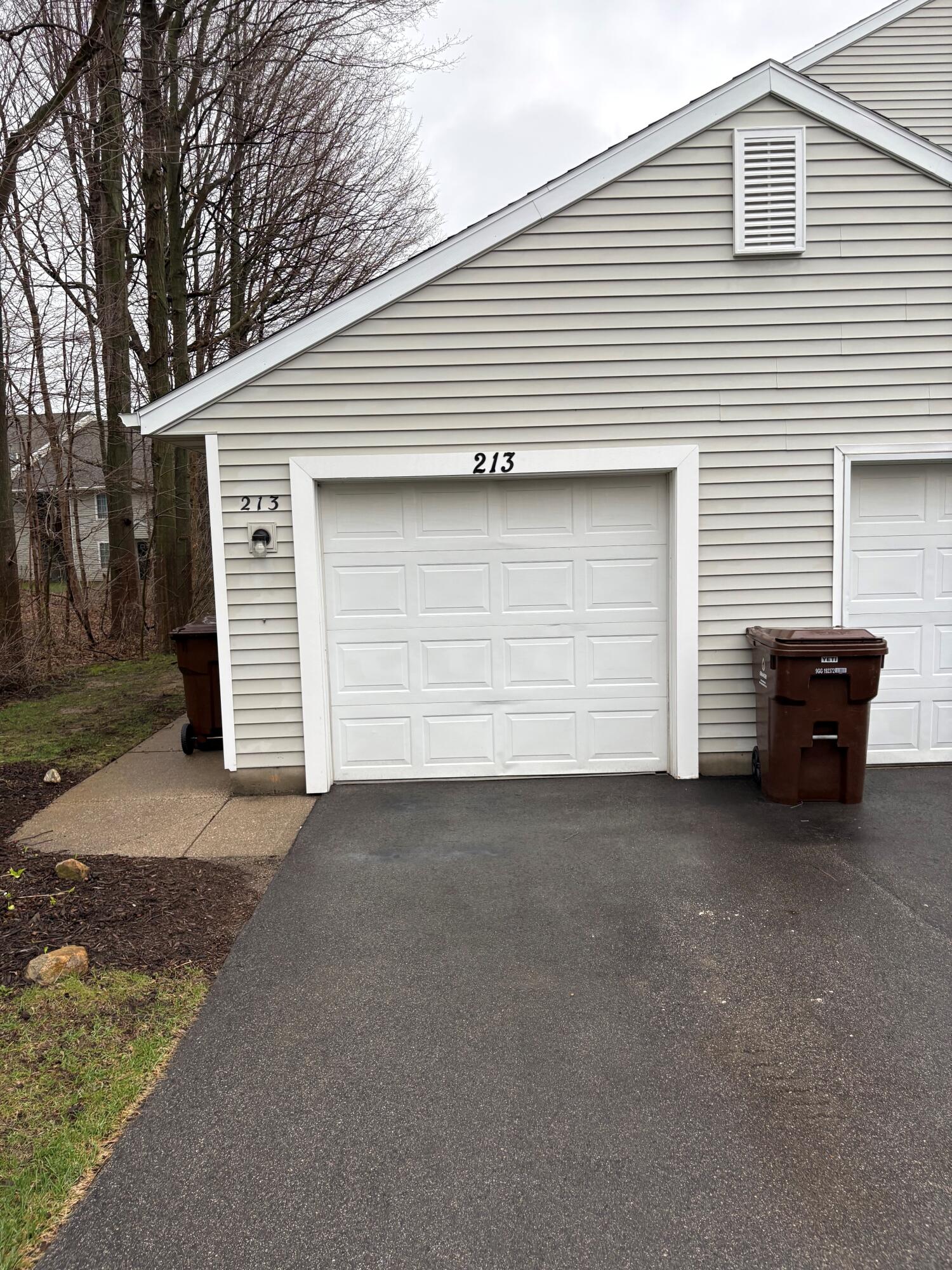 213 Hunters Lane NE Rockford MI 49341