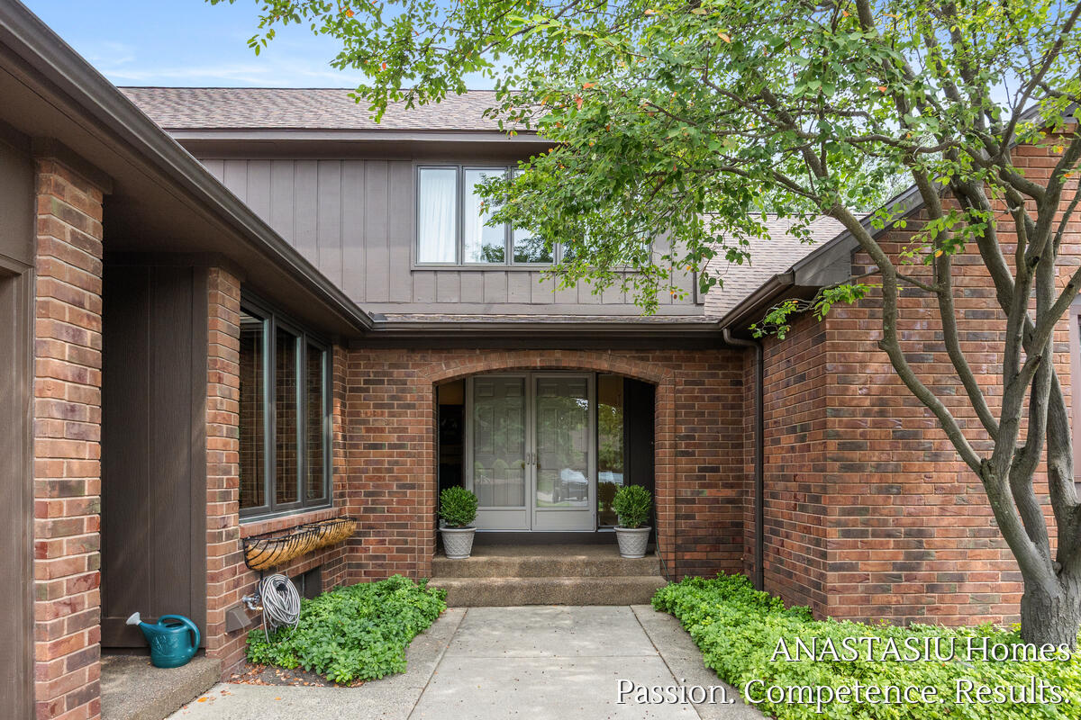 6081 N Gatehouse Drive SE Grand Rapids MI 49546
