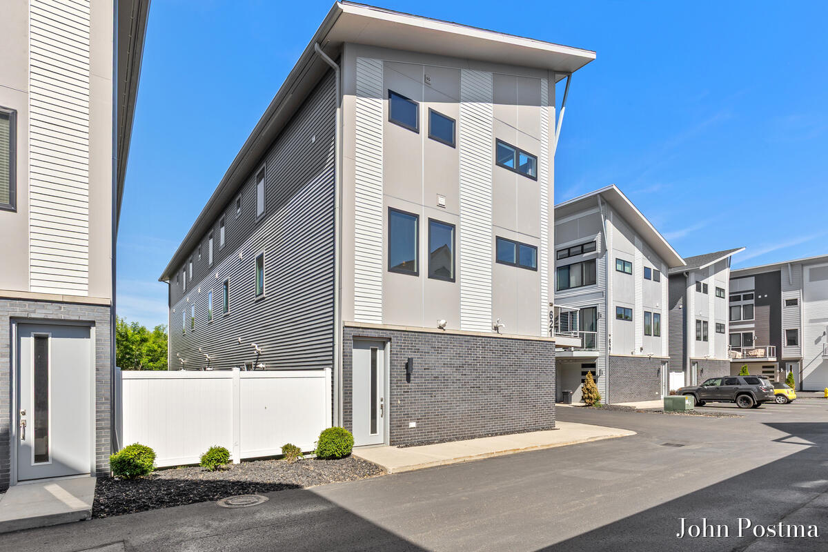 621 Fairview Avenue NE Grand Rapids MI 49503