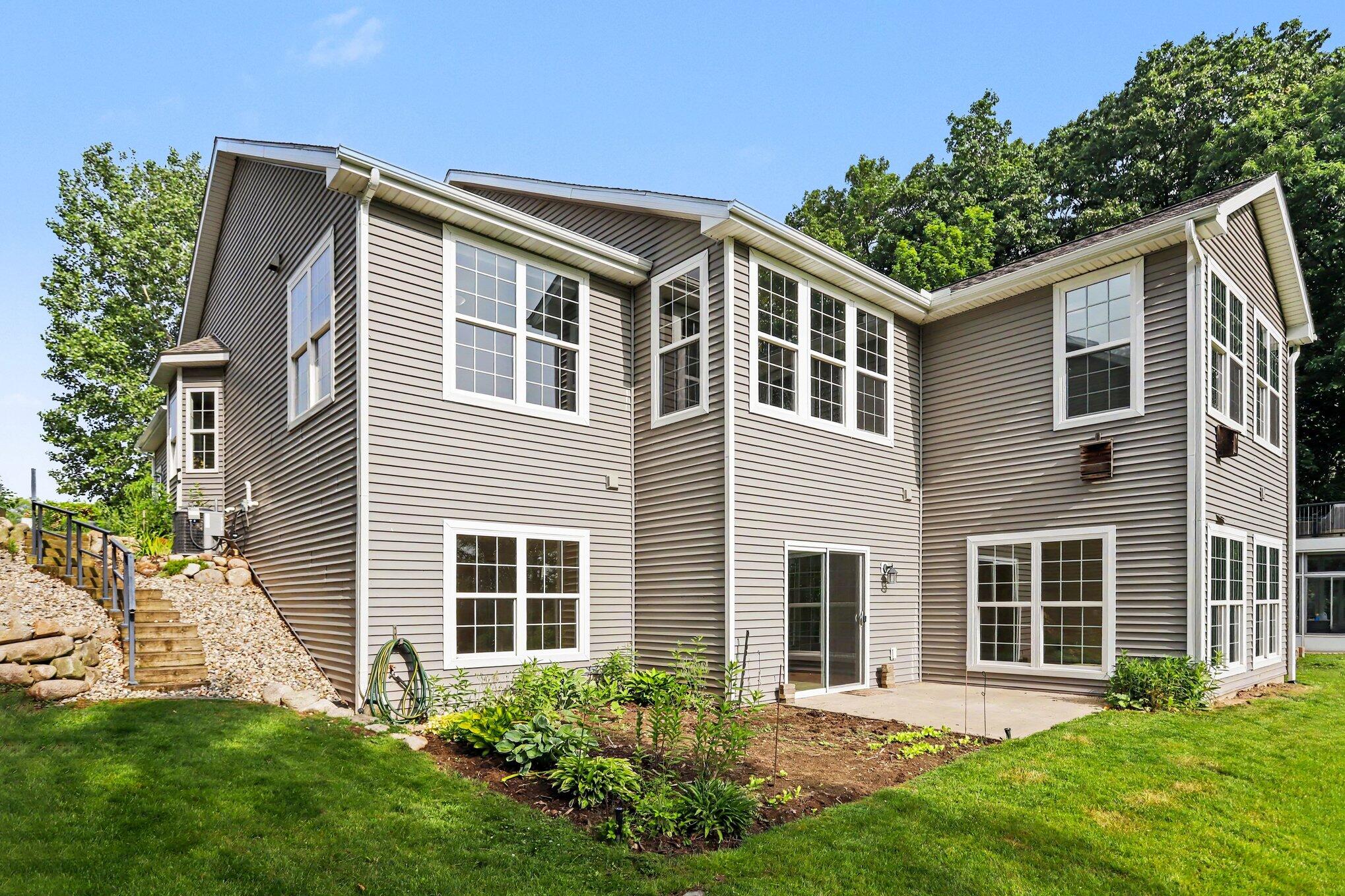 6945 Hunters Creek Kalamazoo MI 49048