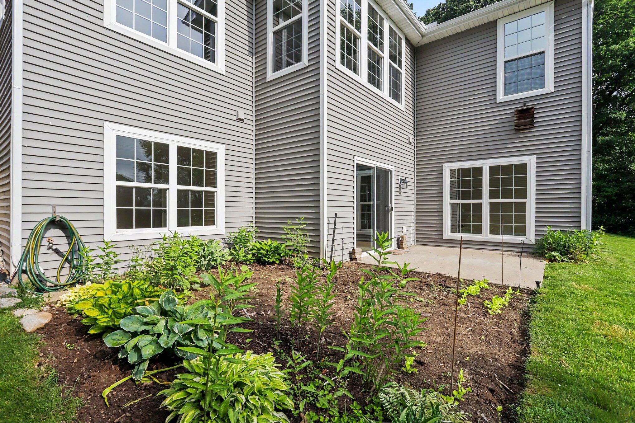 6945 Hunters Creek Kalamazoo MI 49048