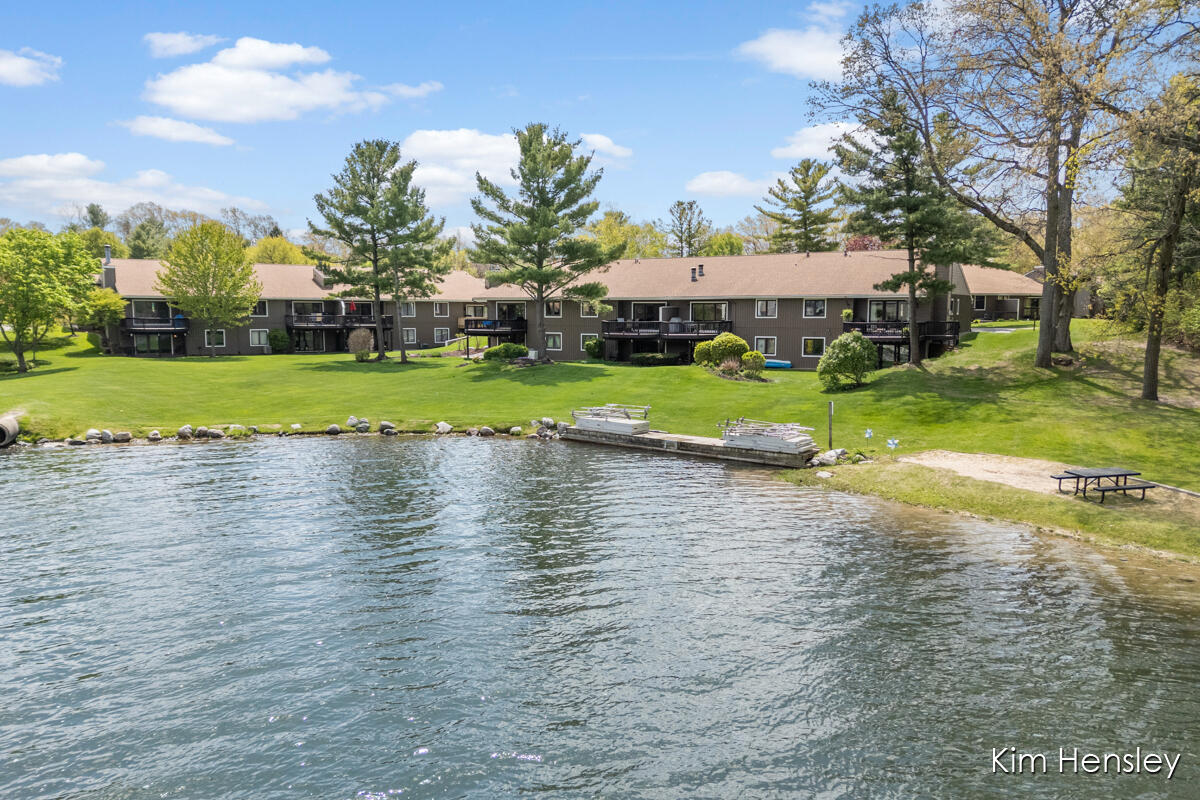 6641 Bella Vista Drive NE Rockford MI 49341