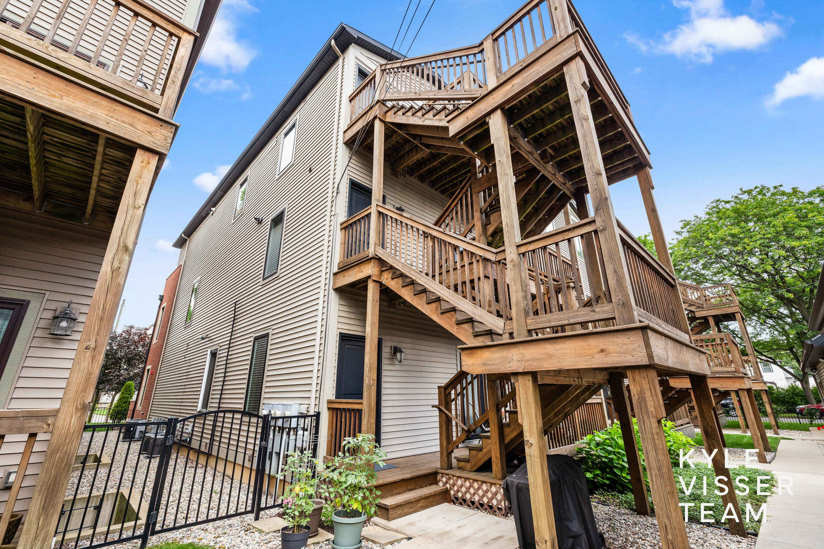 542 Fairview Avenue NE Grand Rapids MI 49503