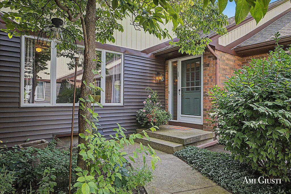 2285 Radcliff Circle SE Grand Rapids MI 49546