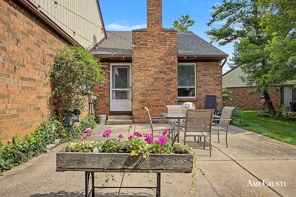 2285 Radcliff Circle SE Grand Rapids MI 49546