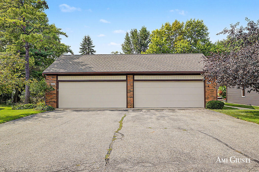 2285 Radcliff Circle SE Grand Rapids MI 49546