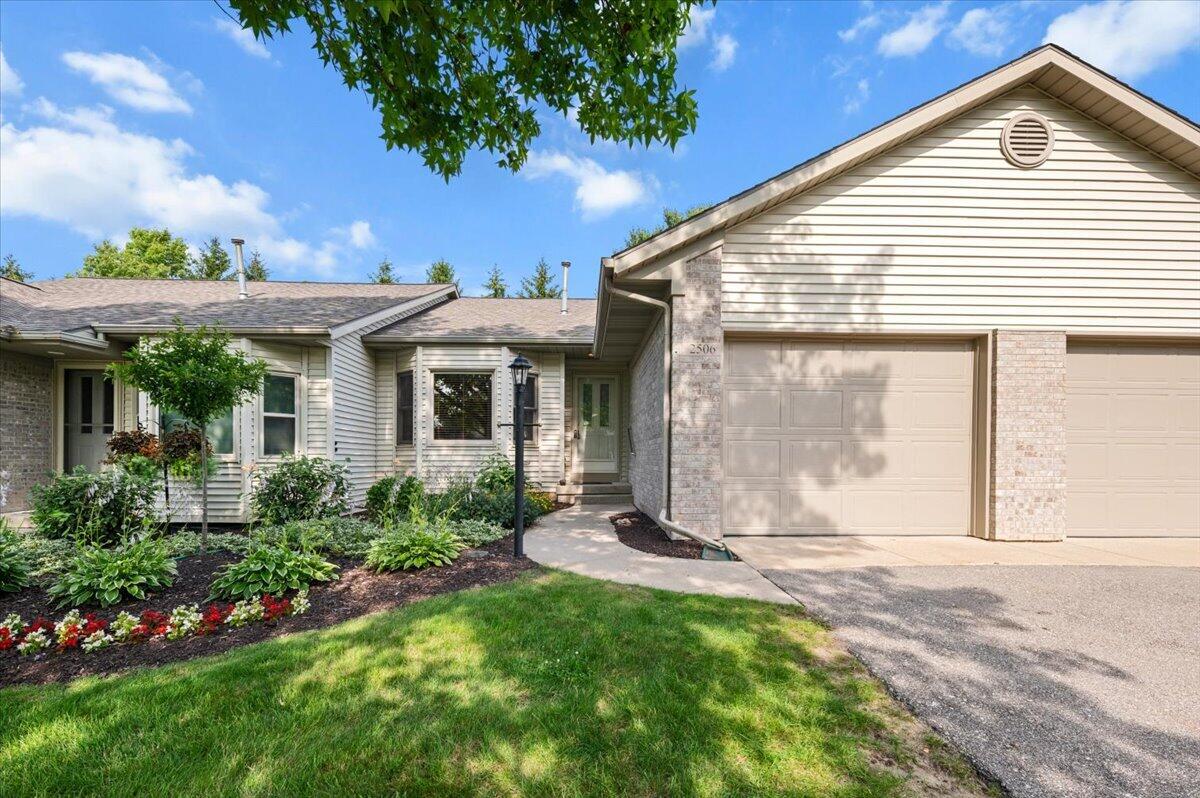 2506 Falcon Pointe Drive NW Grand Rapids MI 49534