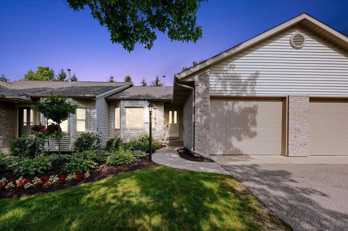 2506 Falcon Pointe Drive NW Grand Rapids MI 49534