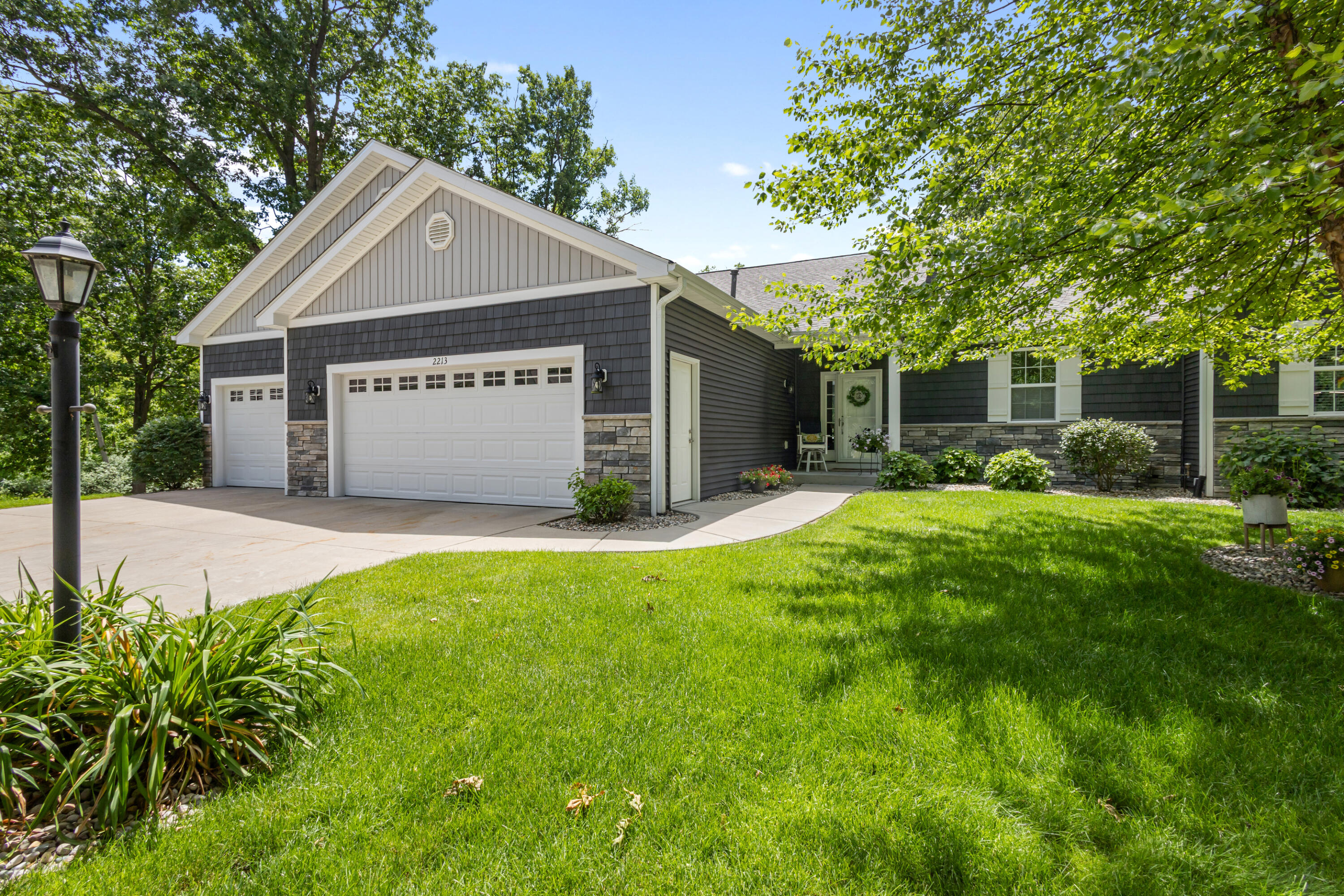 2213 Hunters Pond Kalamazoo MI 49048