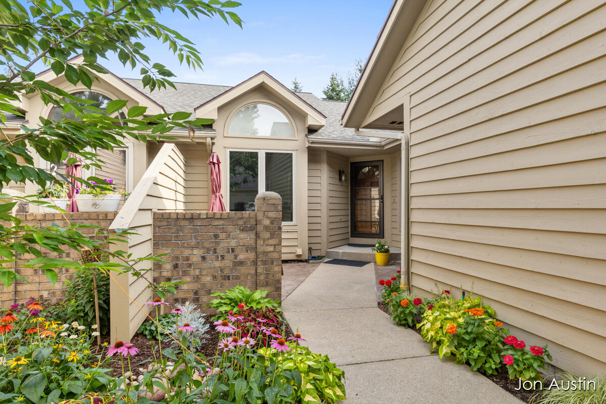 1845 Cross Bend Street NE Grand Rapids MI 49505