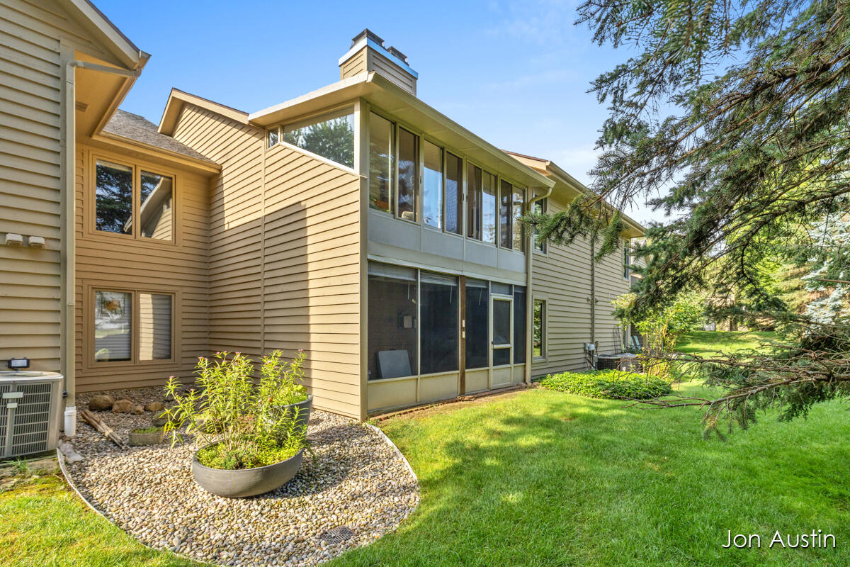 1845 Cross Bend Street NE Grand Rapids MI 49505