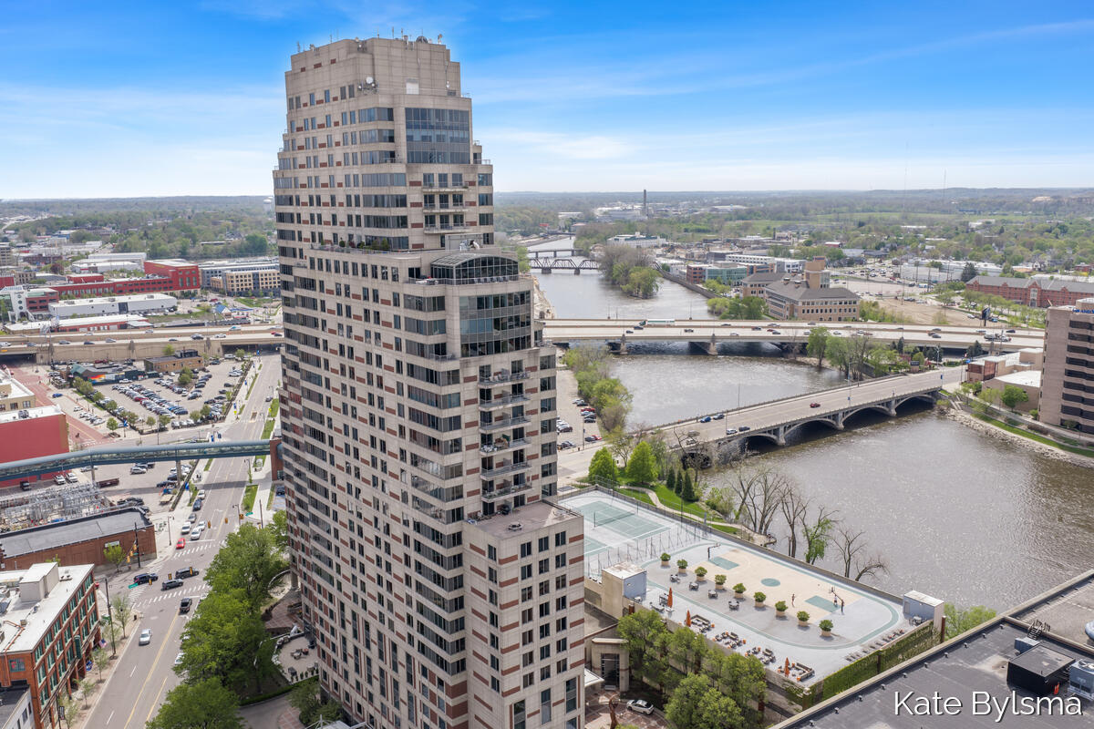 33 Campau Circle NW Grand Rapids MI 49503