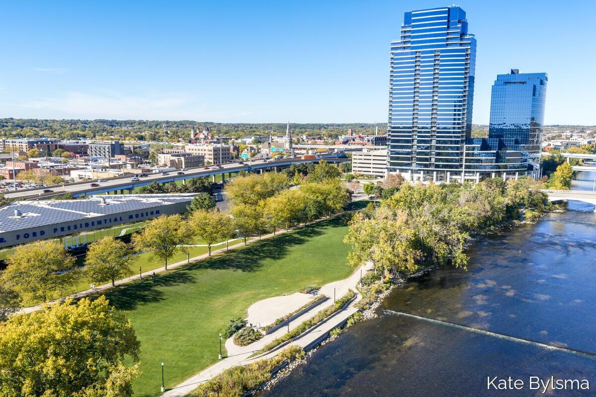 33 Campau Circle NW Grand Rapids MI 49503