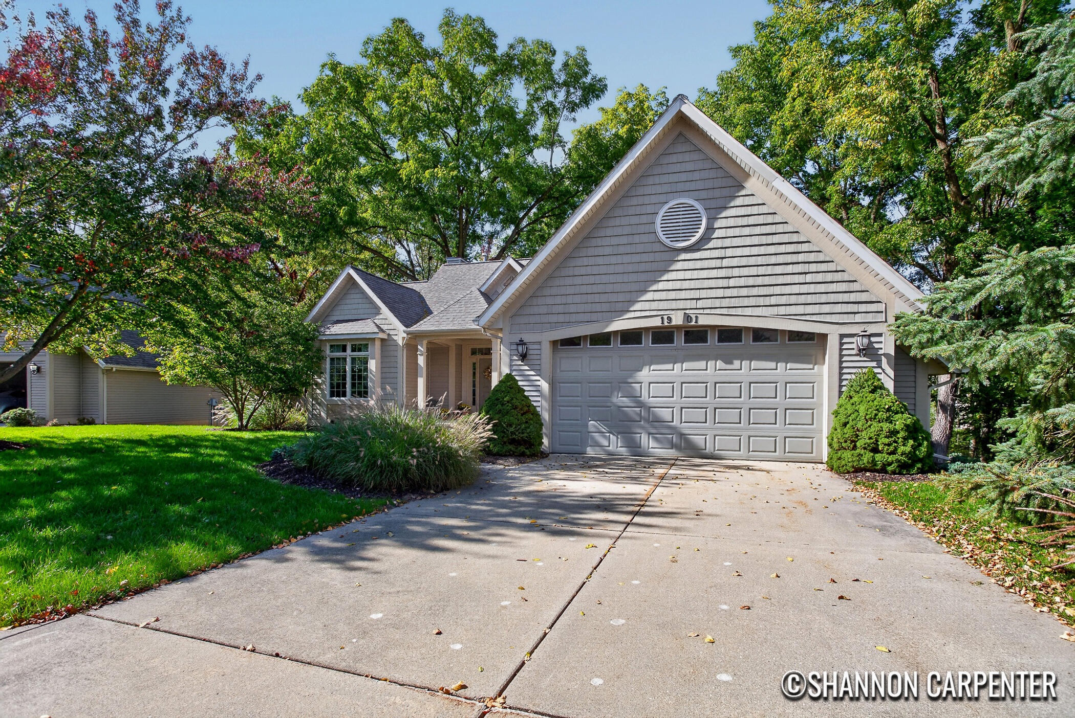 1901 Oakleigh Woods Drive NW Grand Rapids MI 49504