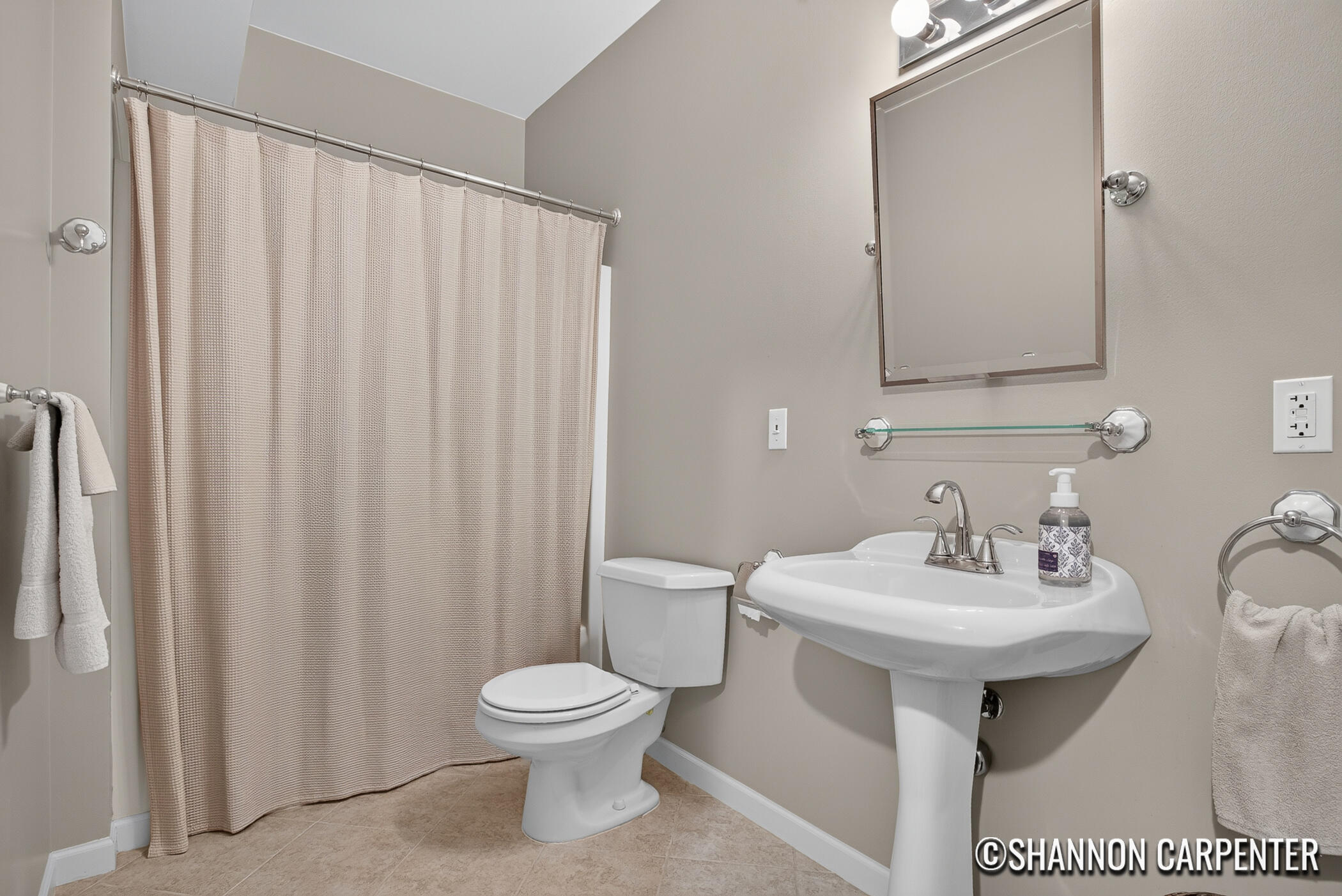 1901 Oakleigh Woods Drive NW Grand Rapids MI 49504