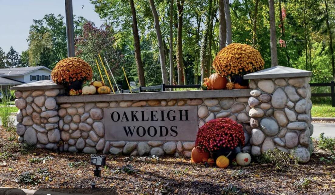 1745 Oakleigh Woods Drive NW Grand Rapids MI 49504