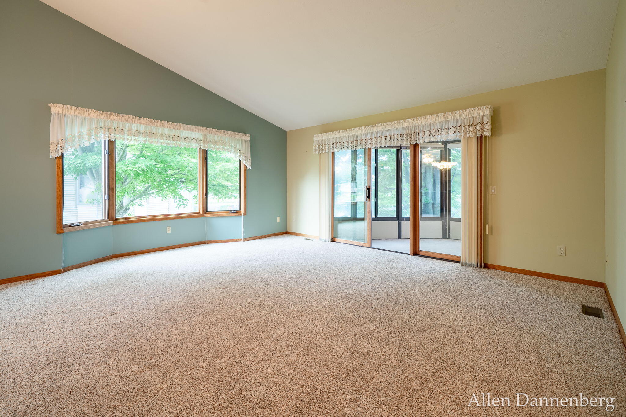 1946 Lakeview Drive Zeeland MI 49464