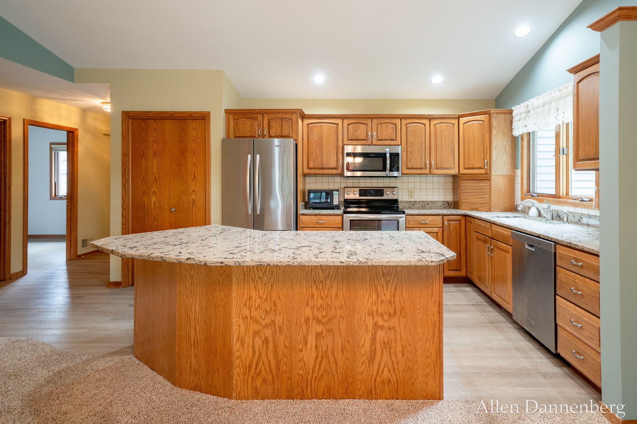1946 Lakeview Drive Zeeland MI 49464