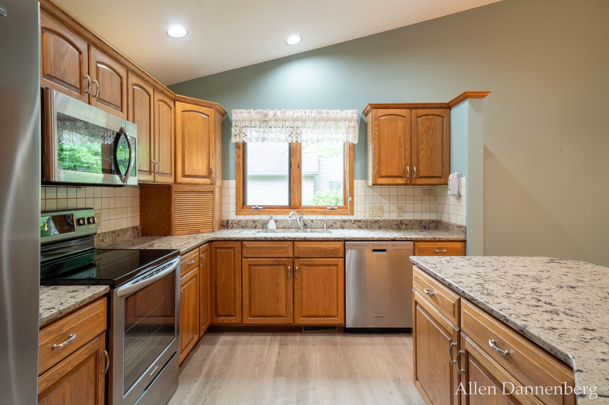 1946 Lakeview Drive Zeeland MI 49464