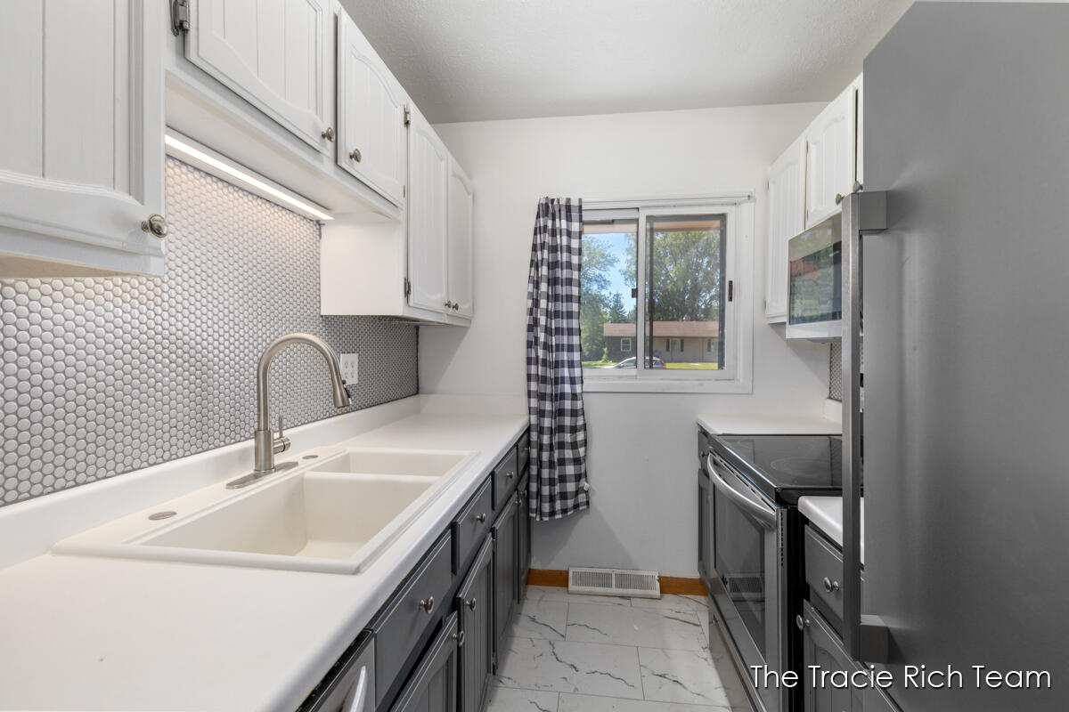 2670 Ridgecroft Drive SE Grand Rapids MI 49546