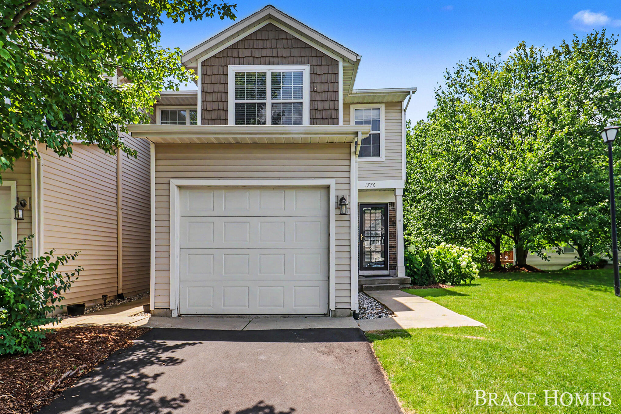 1776 Grand Court NE Grand Rapids MI 49525