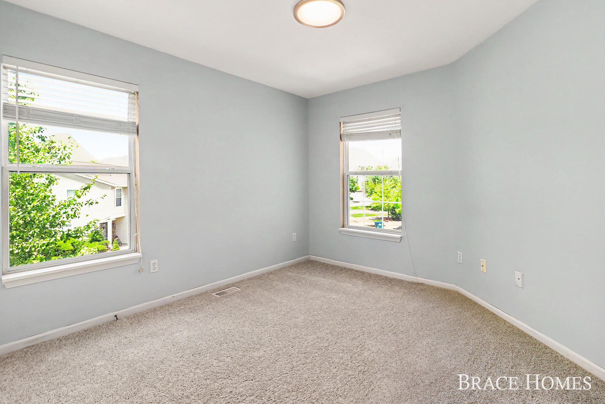 1776 Grand Court NE Grand Rapids MI 49525