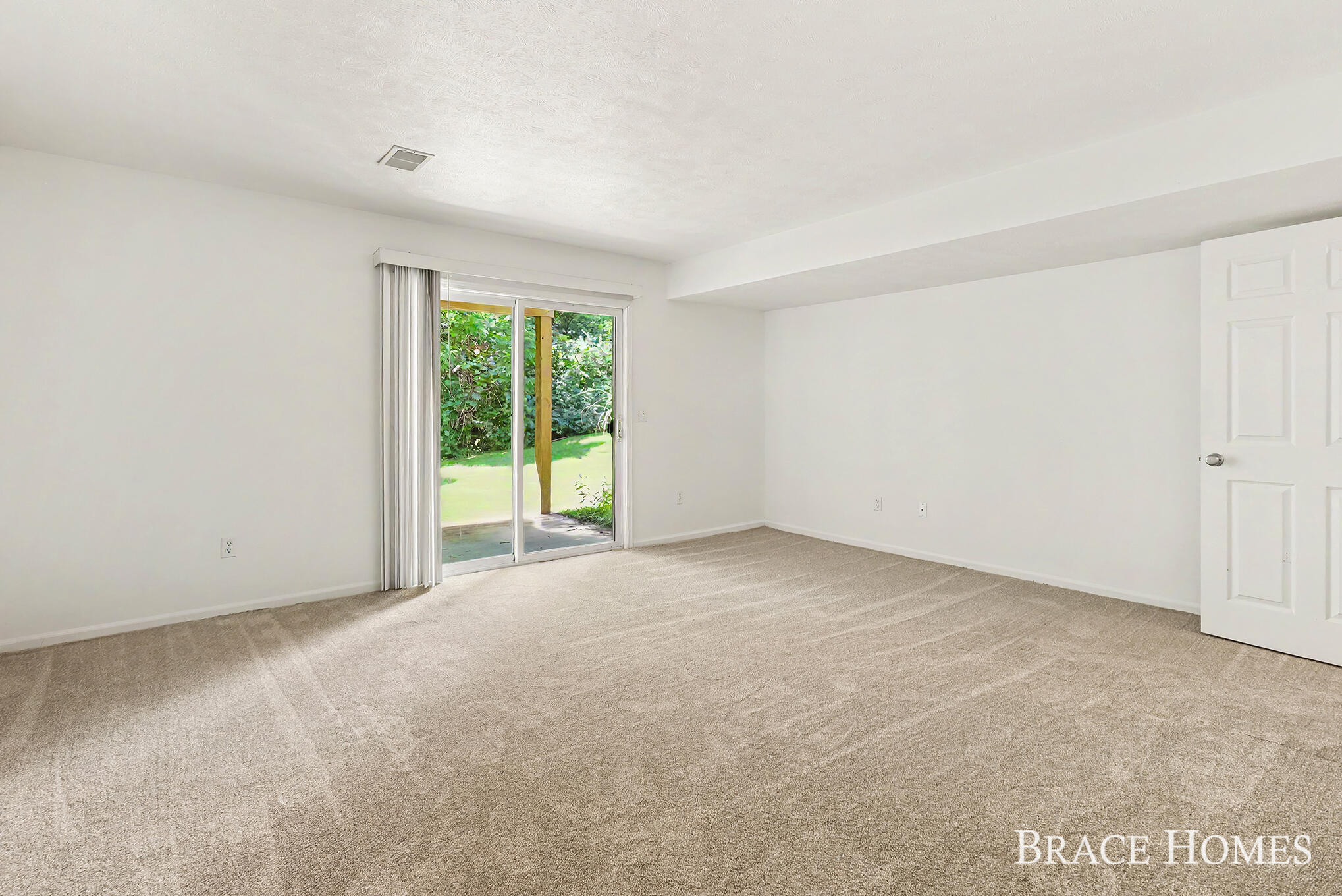 1776 Grand Court NE Grand Rapids MI 49525