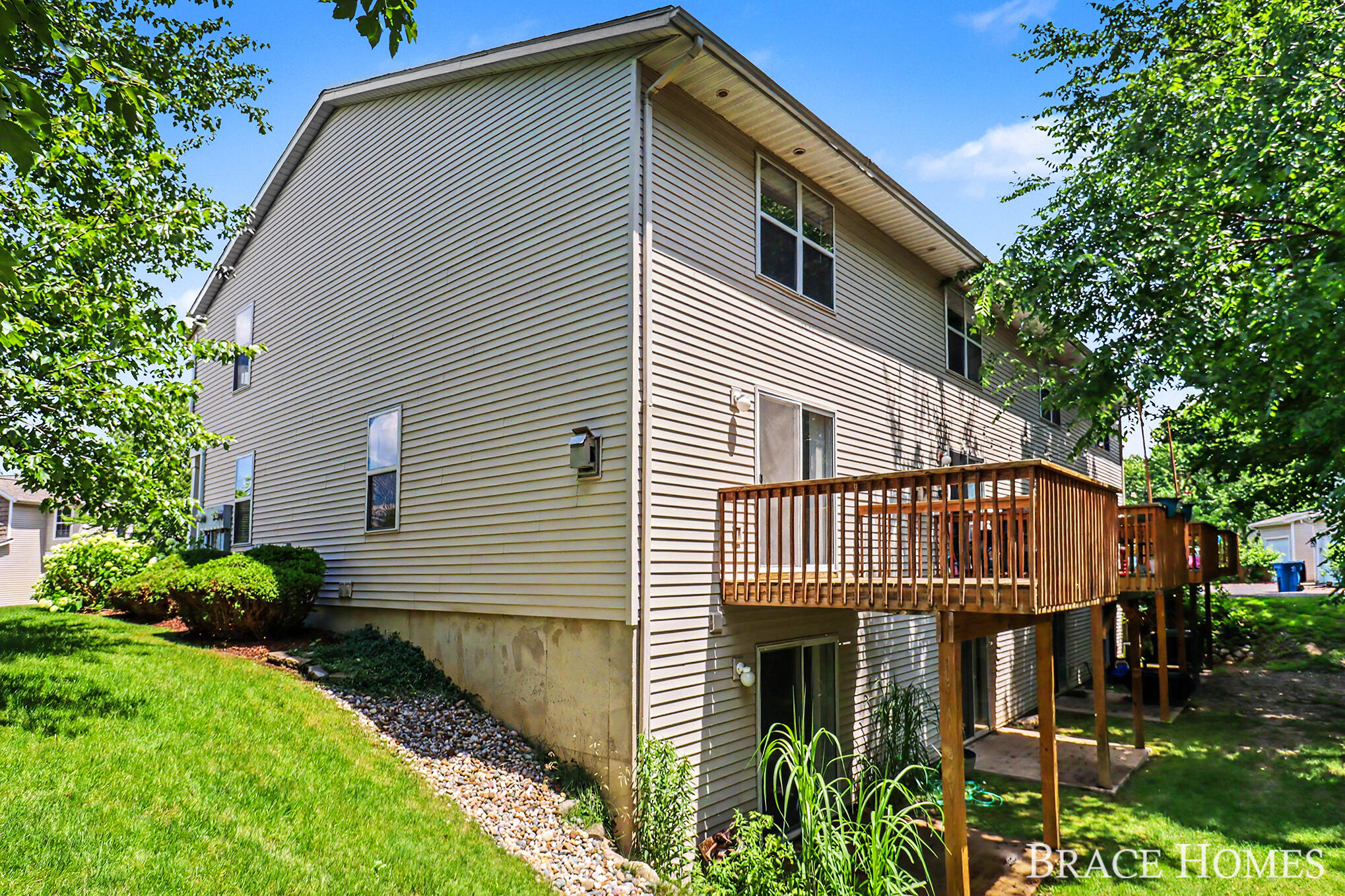 1776 Grand Court NE Grand Rapids MI 49525