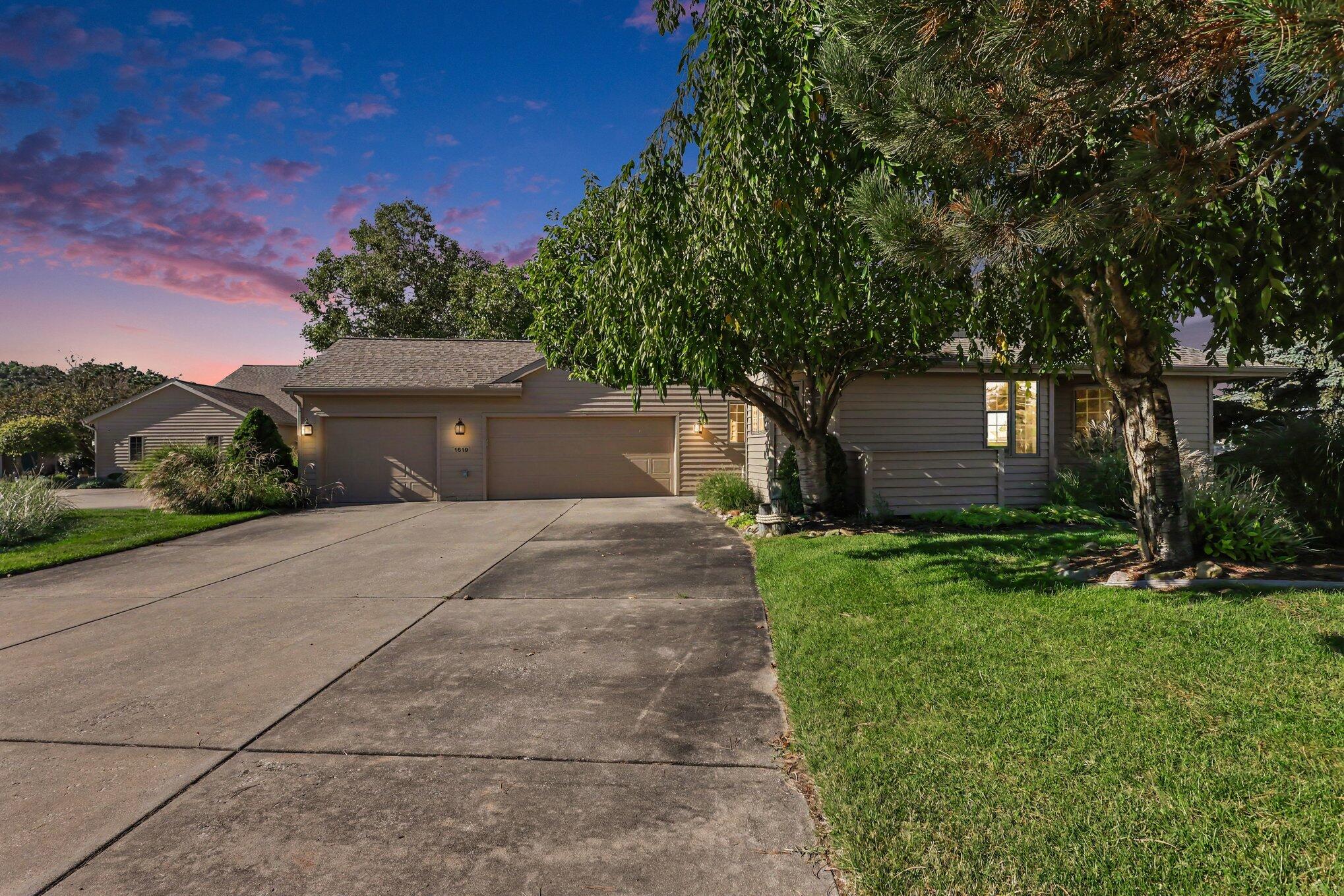 1619 E Harbour Towne Circle Muskegon MI 49441