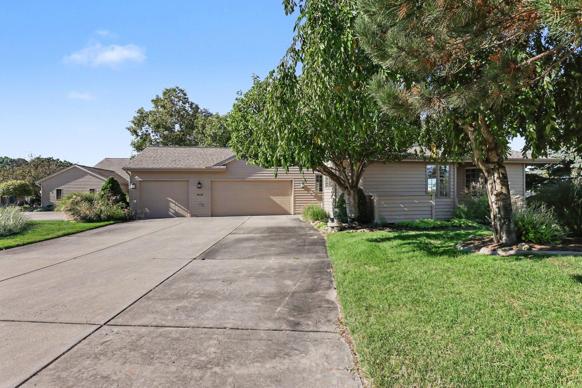 1619 E Harbour Towne Circle Muskegon MI 49441