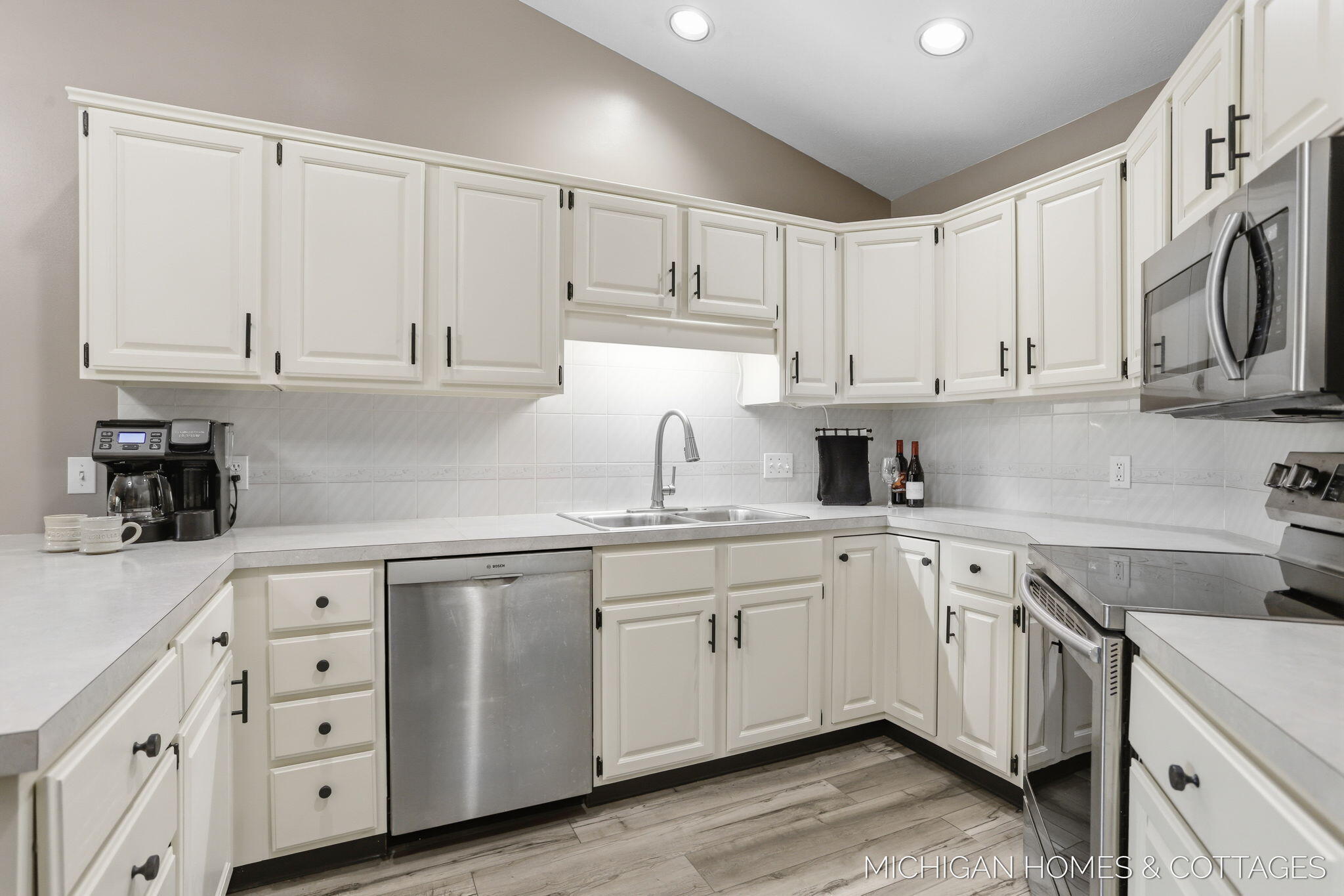 1644 Lakeview Drive Zeeland MI 49464