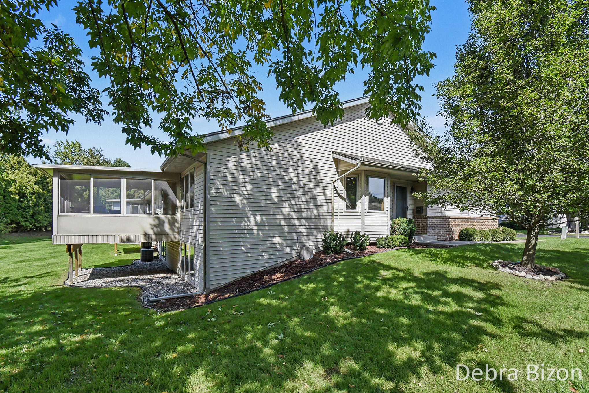 1011 Country Gardens NW Grand Rapids MI 49534