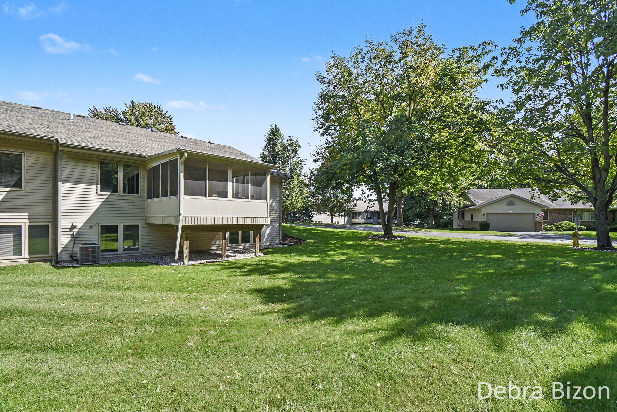1011 Country Gardens NW Grand Rapids MI 49534