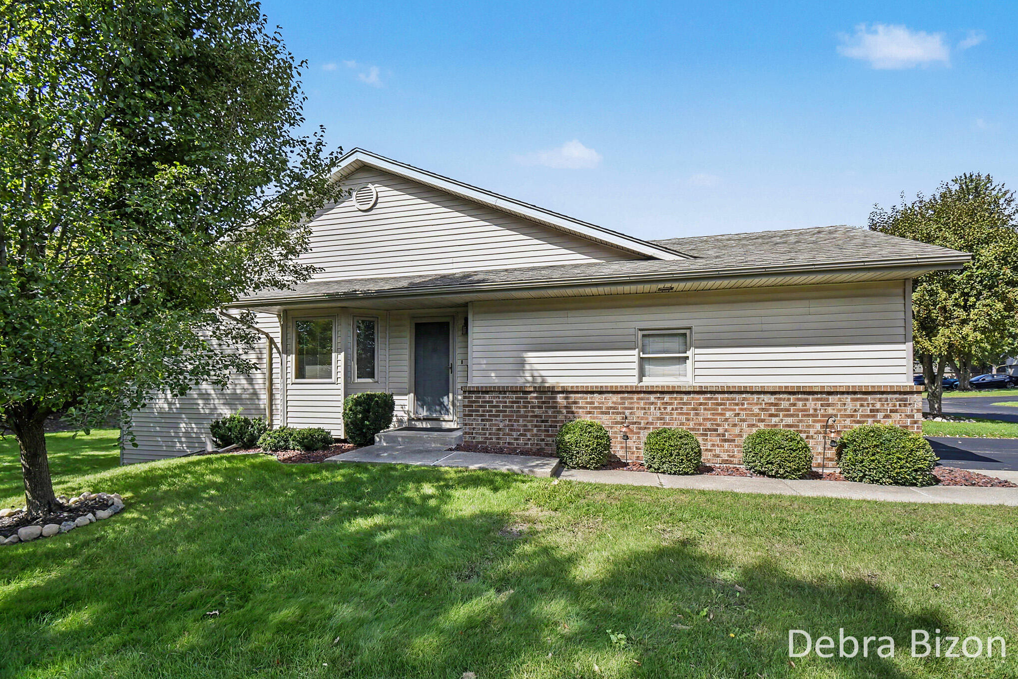 1011 Country Gardens NW Grand Rapids MI 49534