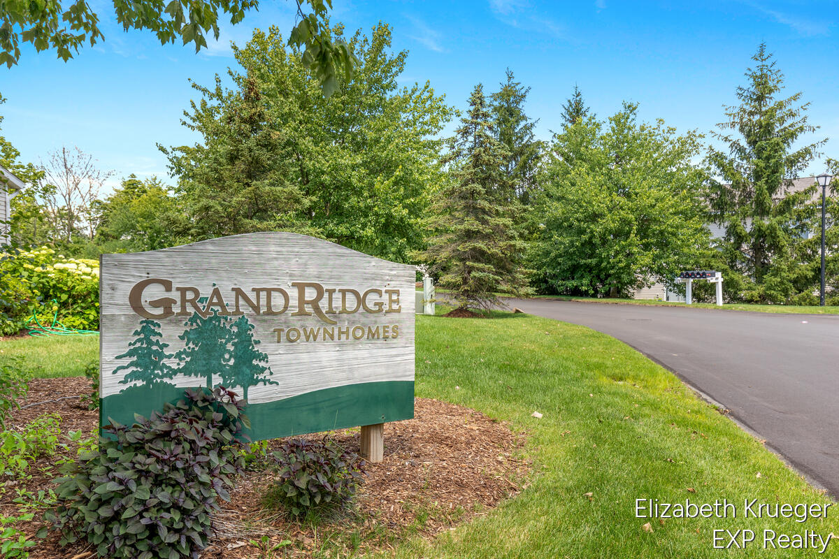 3292 Park Ridge Lane NE Grand Rapids MI 49525