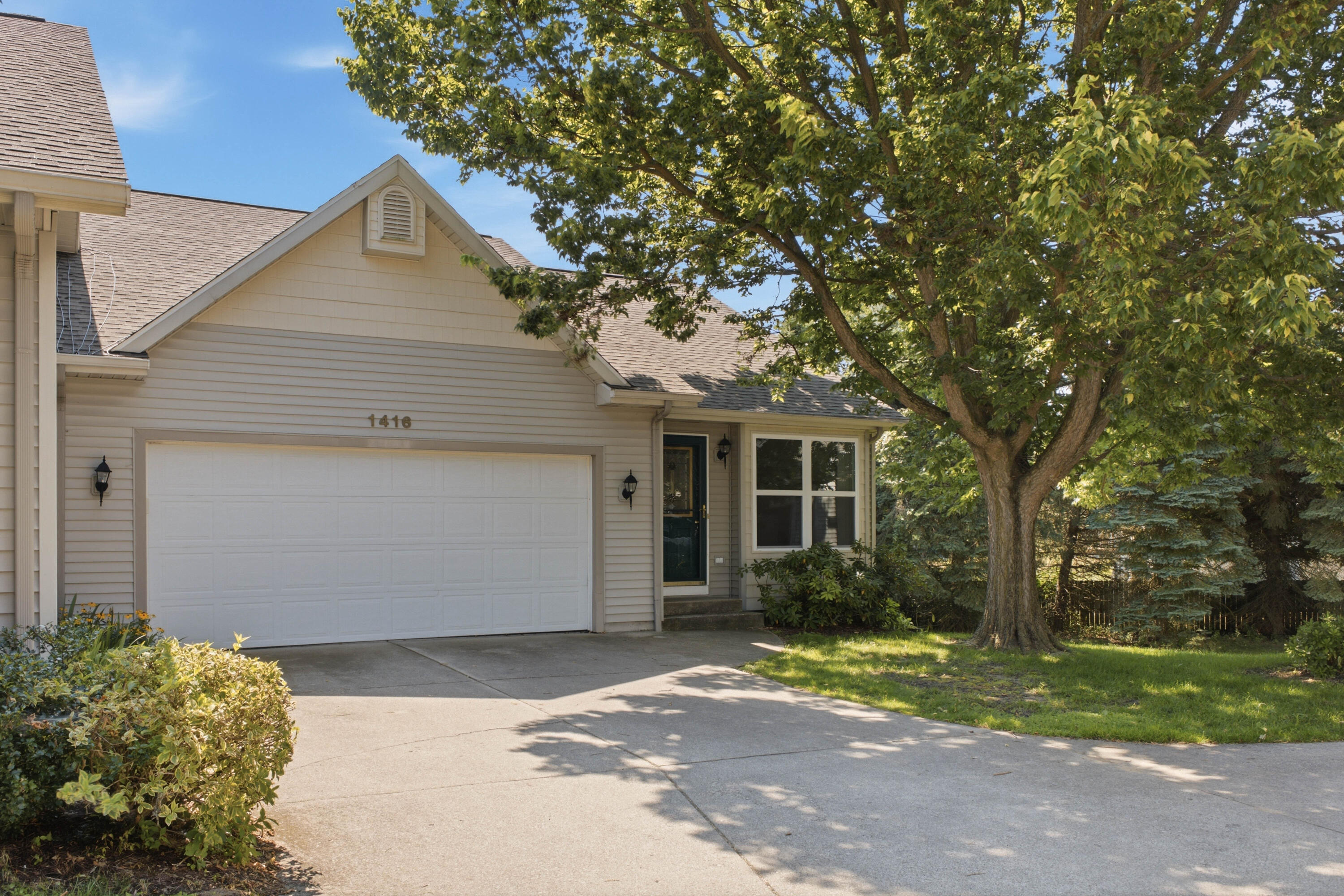 1416 Woodlawn Cmns Grand Haven MI 49417