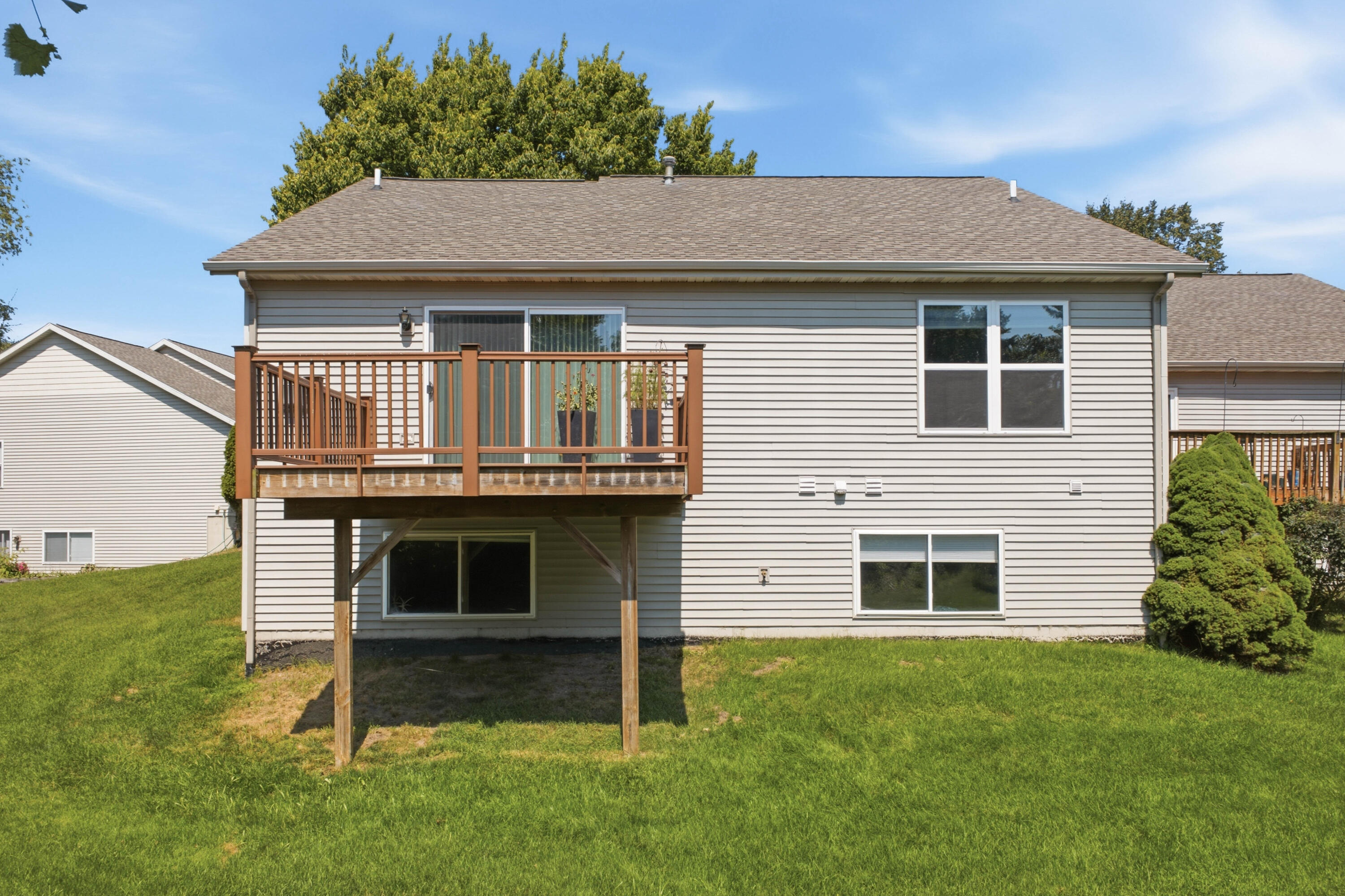 1416 Woodlawn Cmns Grand Haven MI 49417