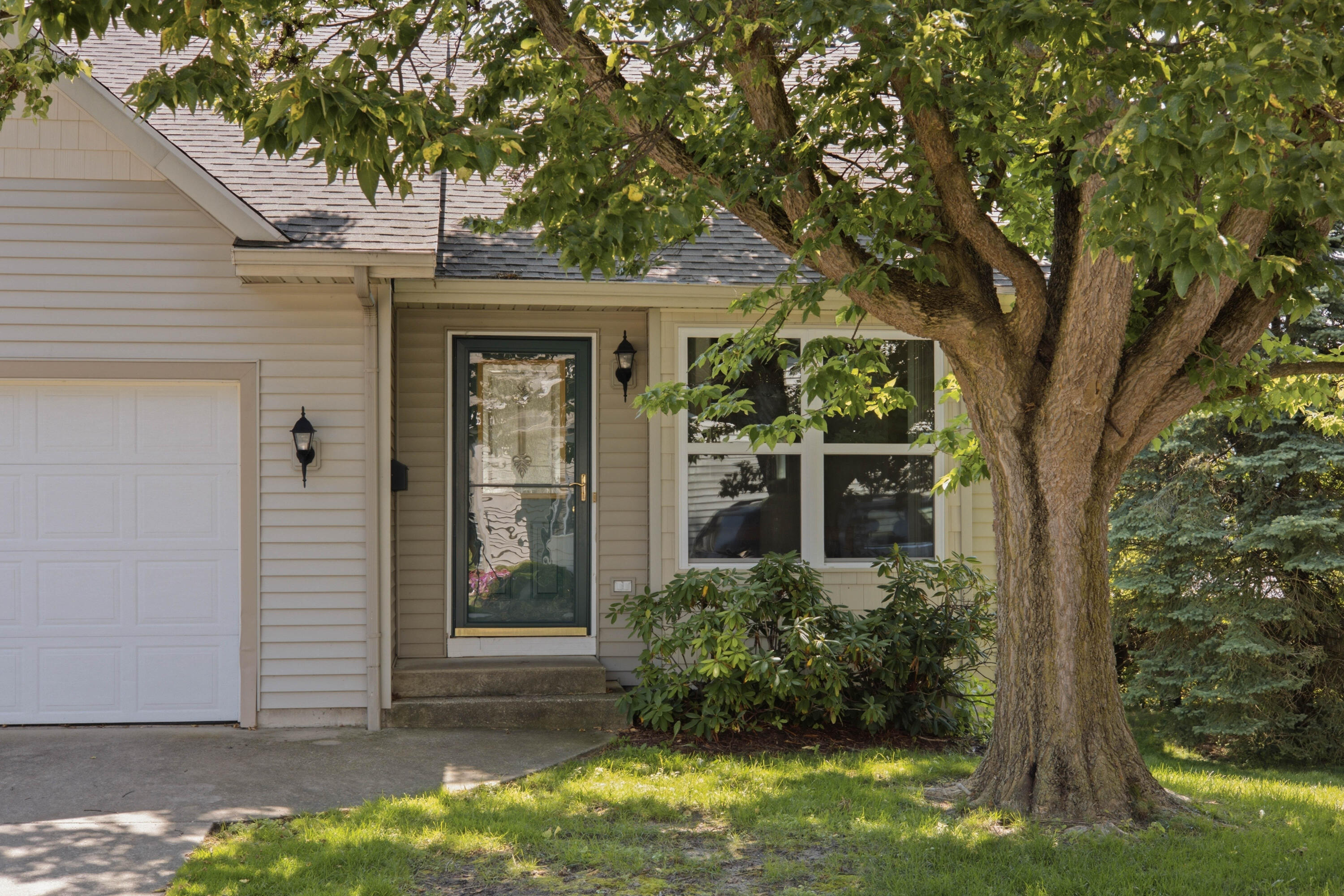 1416 Woodlawn Cmns Grand Haven MI 49417