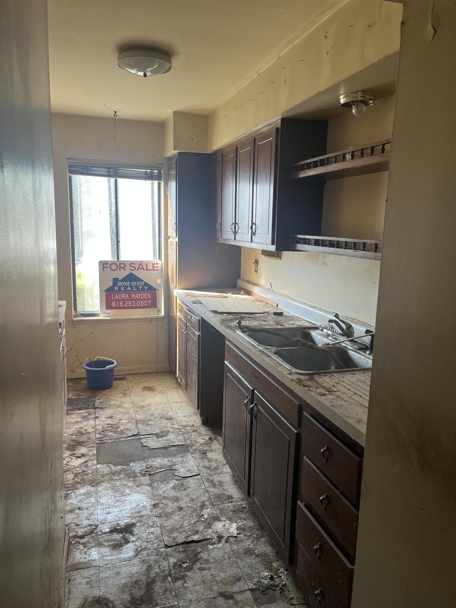 4158 E Saxony Drive SE Grand Rapids MI 49508