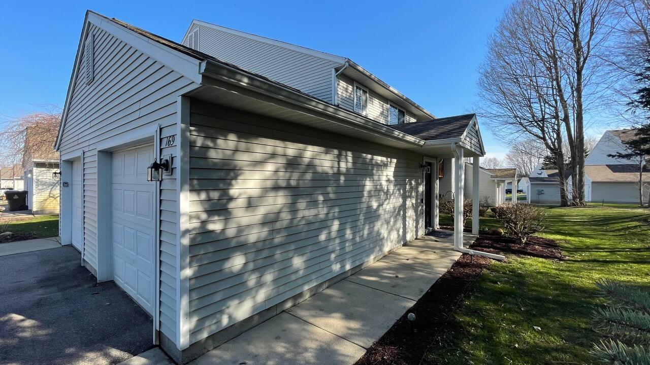 169 Hunters Lane NE Rockford MI 49341