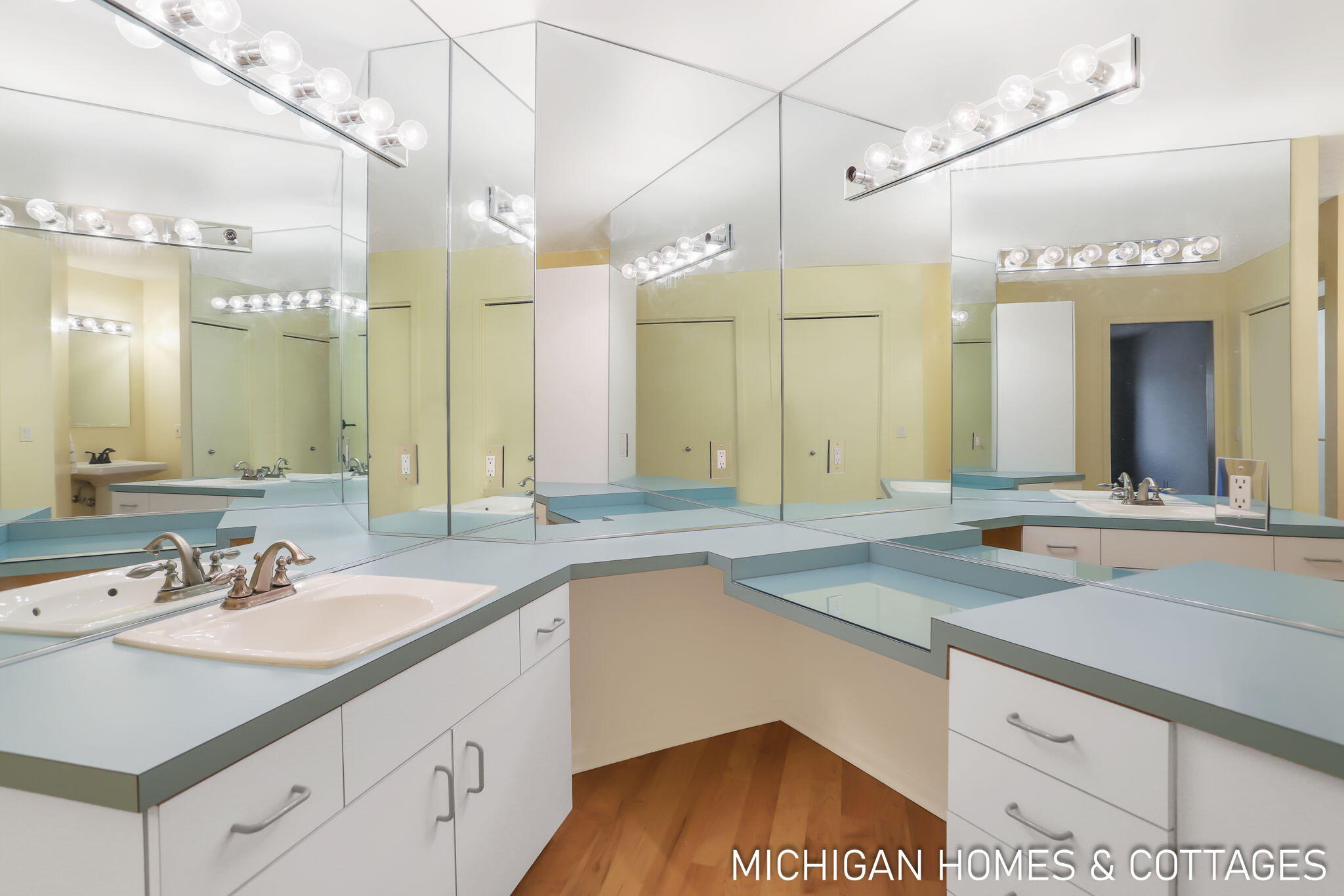 1674 Lakeview Drive Zeeland MI 49464