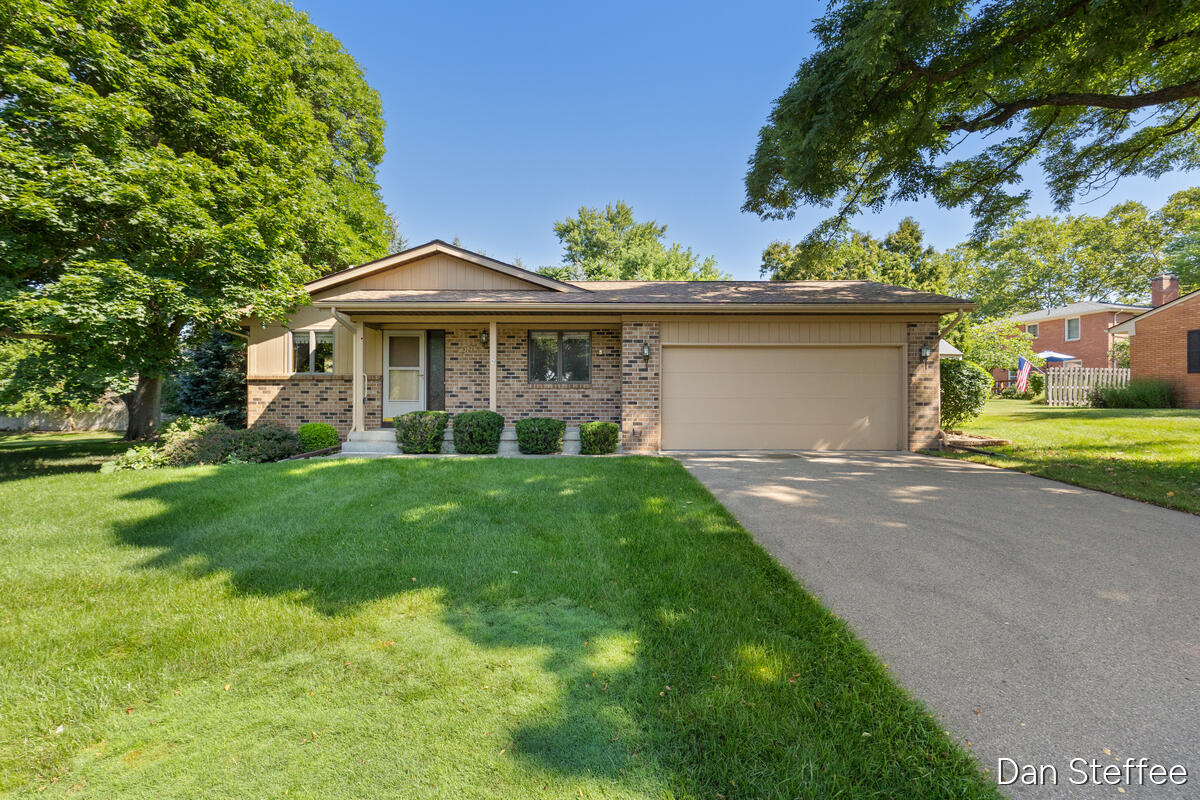 2121 Dewberry Drive NE Grand Rapids MI 49505