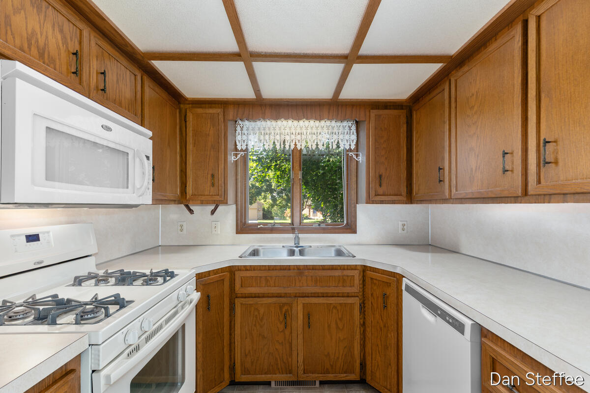 2121 Dewberry Drive NE Grand Rapids MI 49505