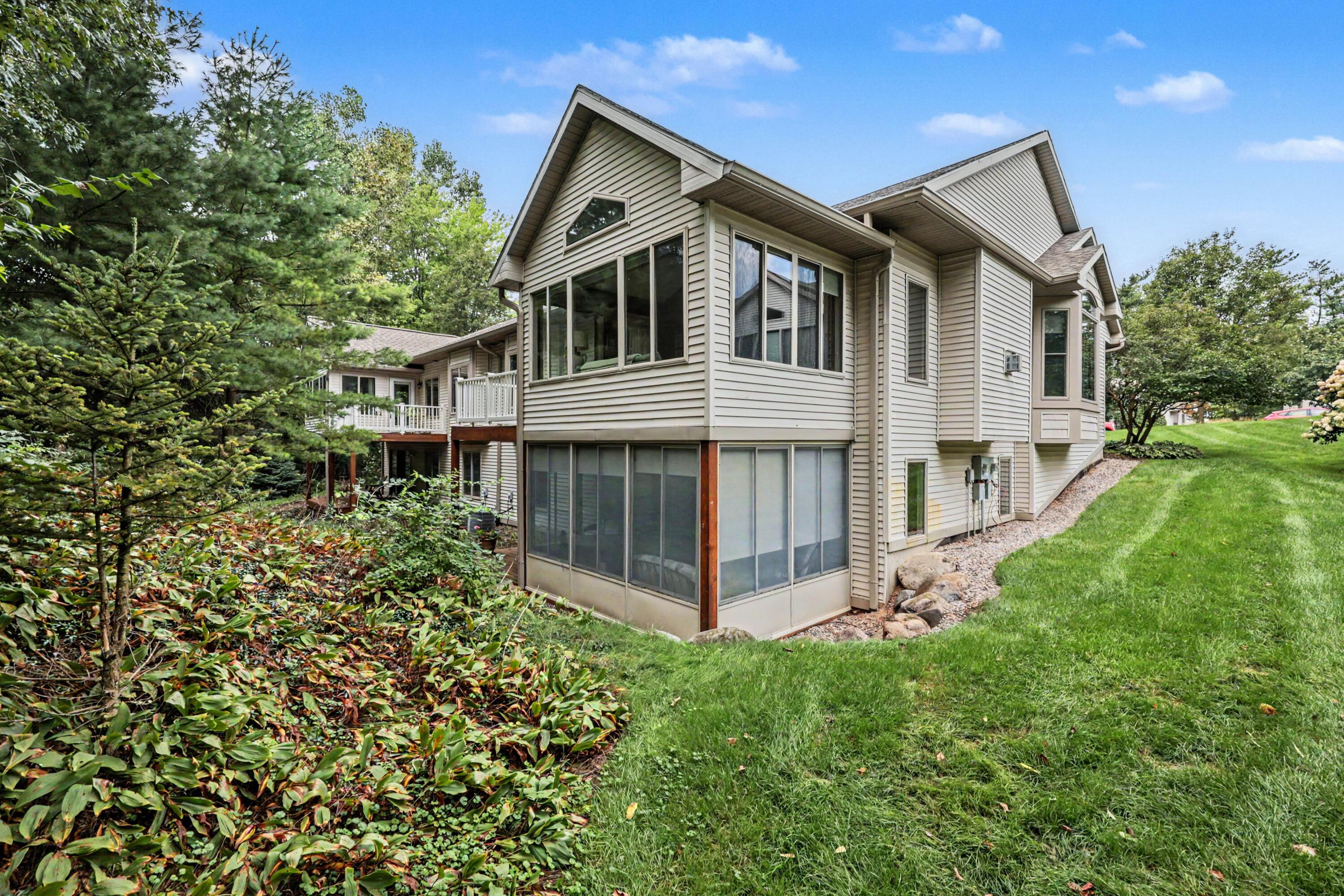 2860 Willow Ln Court NE Grand Rapids MI 49525